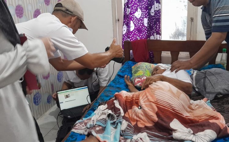 PELAYANAN ADMINDUK KE RUMAH UNTUK WARGA YANG SAKIT